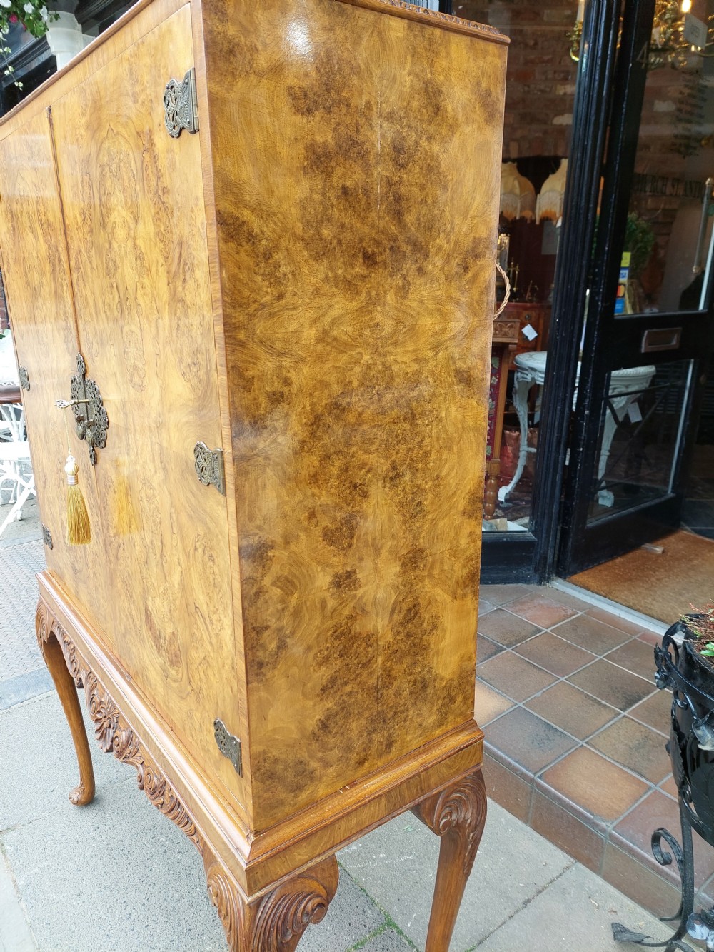 1920's Art Deco Burr Walnut Cocktail Drinks Cabinet View VII