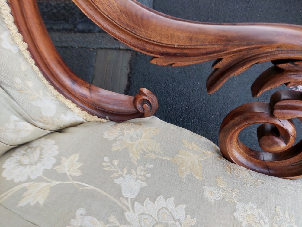 Victorian Walnut Framed Shell Backed Chaise Longue View VII
