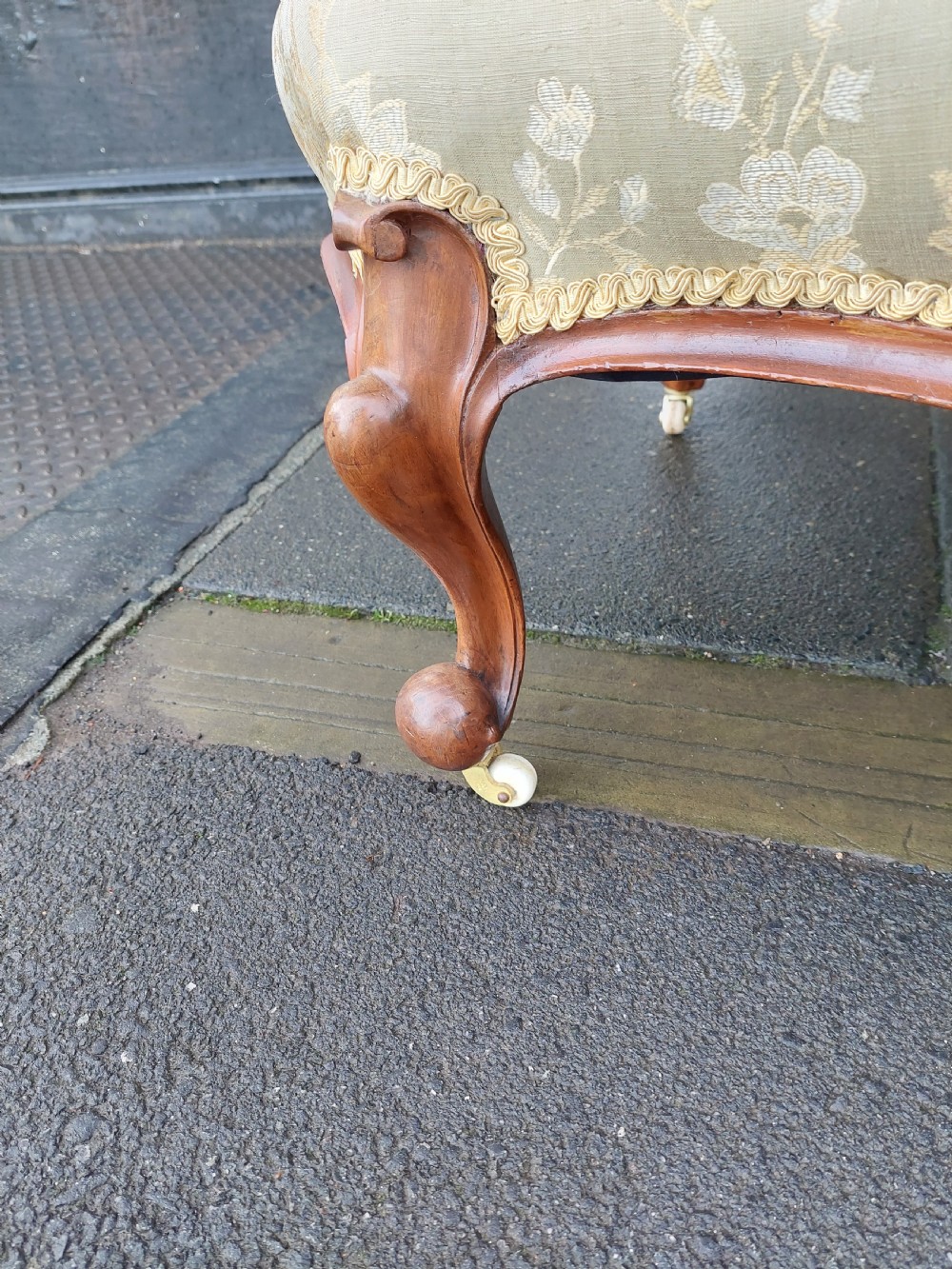 Victorian Walnut Framed Shell Backed Chaise Longue View VIII