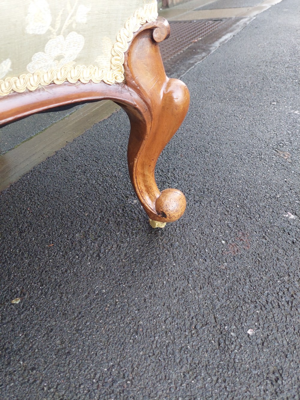 Victorian Walnut Framed Shell Backed Chaise Longue View IX