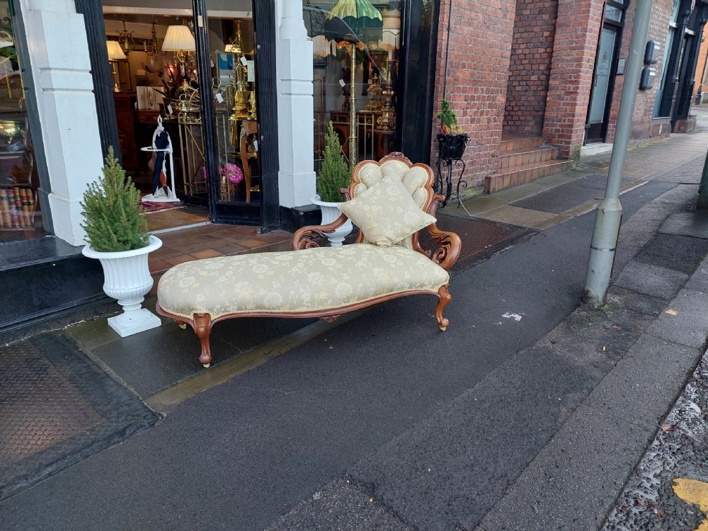 Victorian Walnut Framed Shell Backed Chaise Longue View XI