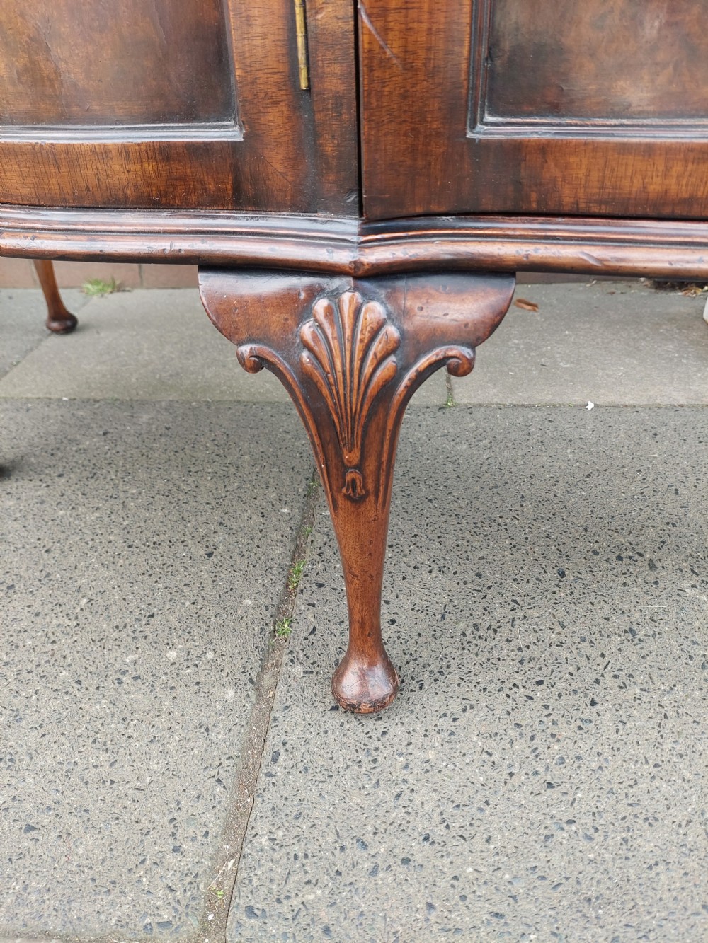 Early 20thC Mahogany Queen Anne Style Serpentine Drinks Cocktail Cabinet View II