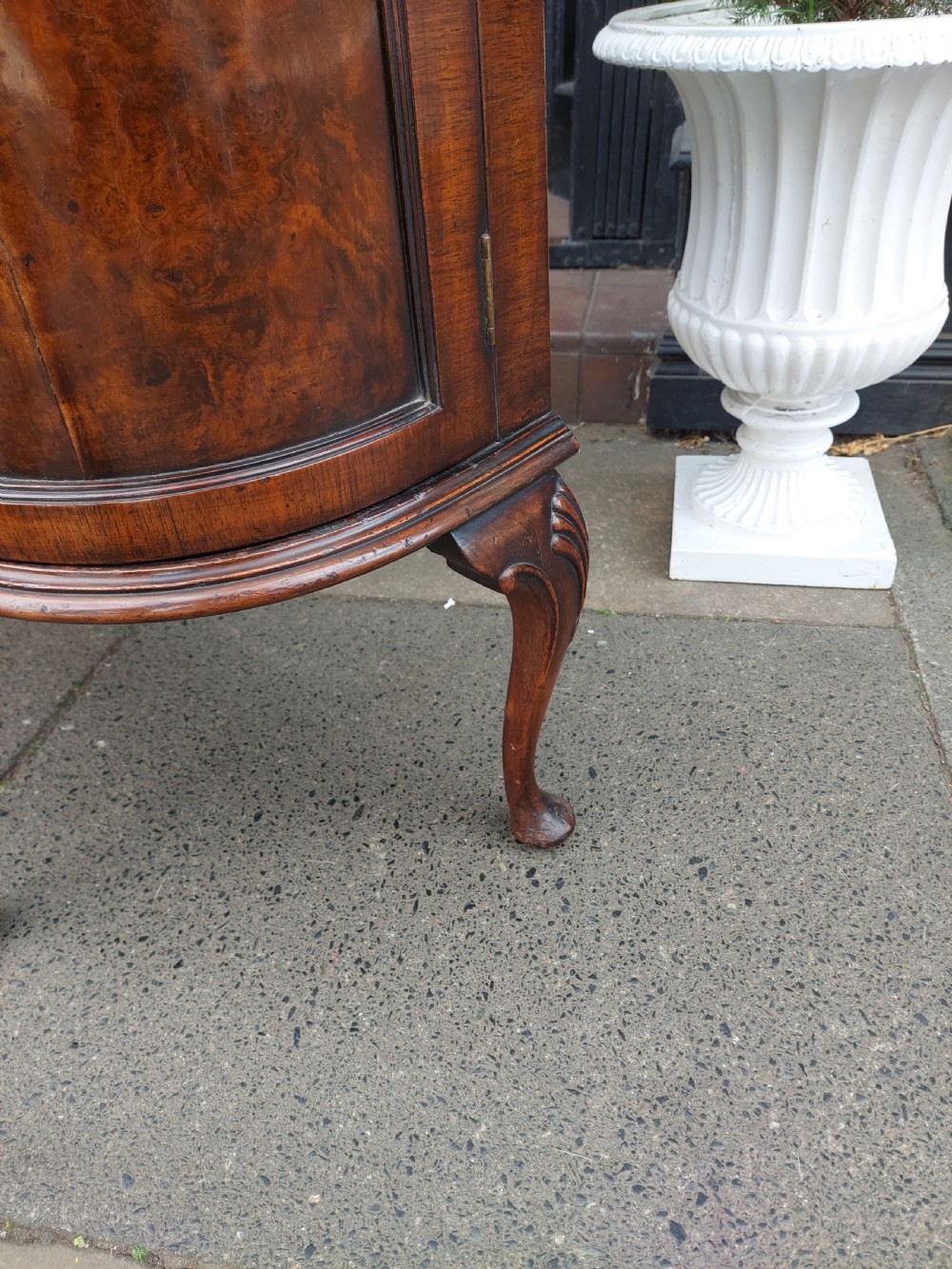Early 20thC Mahogany Queen Anne Style Serpentine Drinks Cocktail Cabinet View III