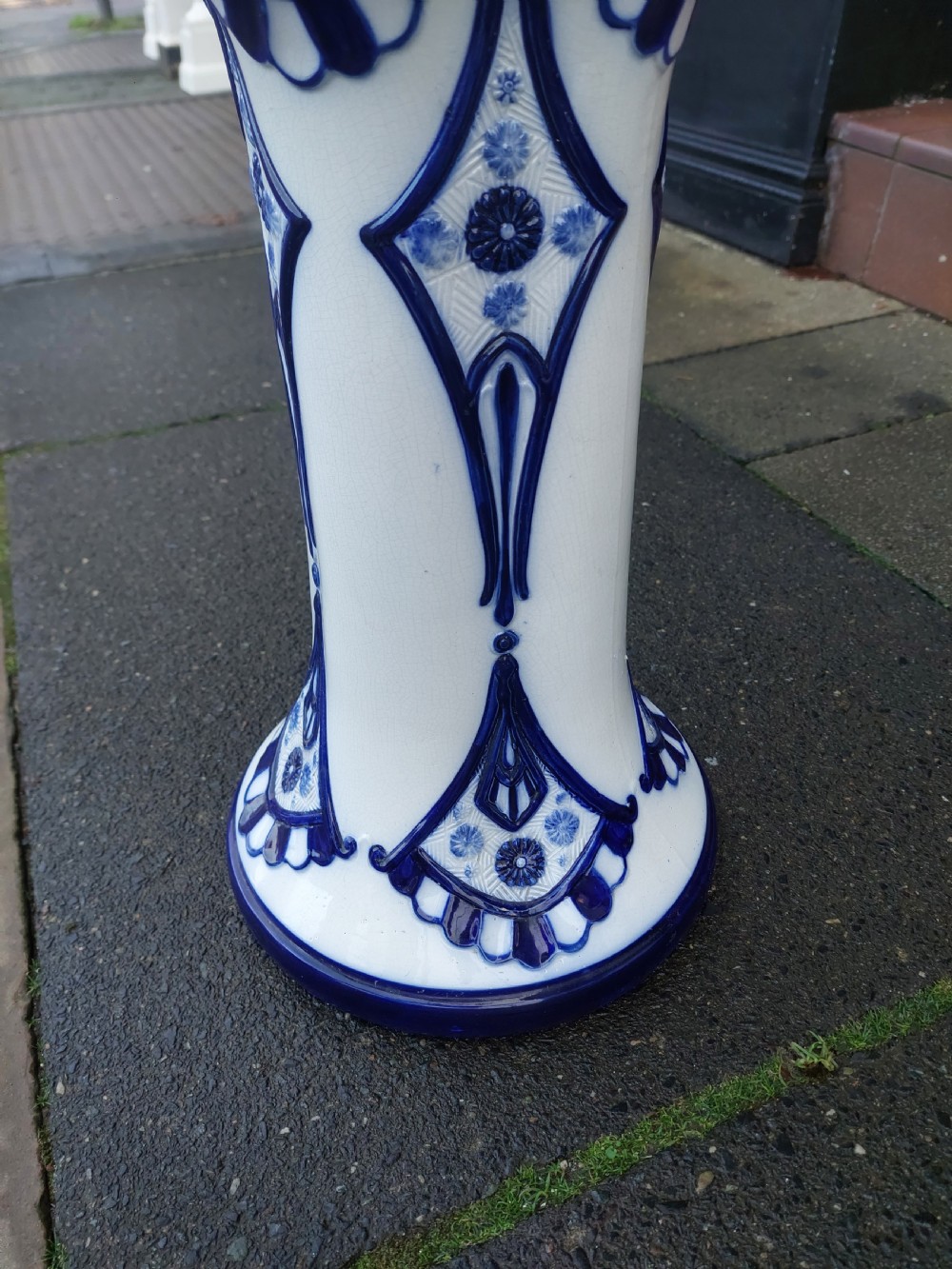 Late Victorian Blue and White Porcelain Jardinière on Stand View VII
