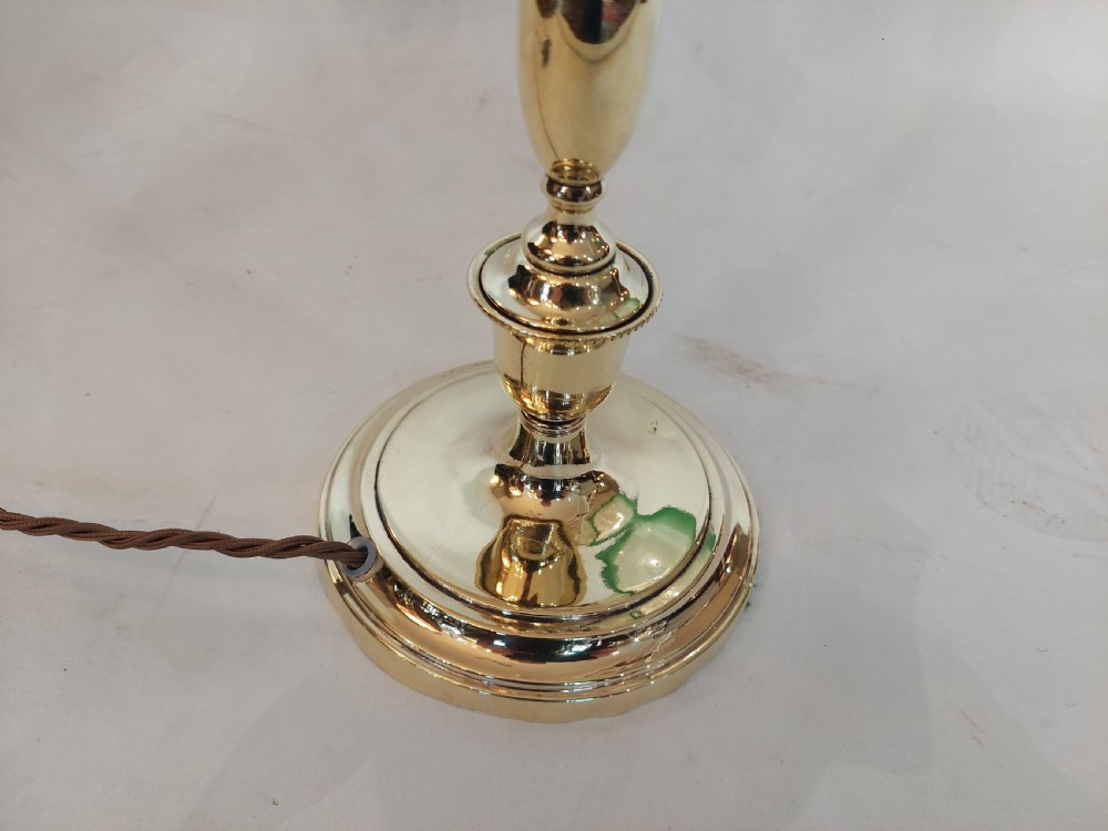 An early twentieth-century polished brass swan neck desk lamp with a turned stem and a frosted glass shade featuring etched detailing and a green ruffled rim. View VII