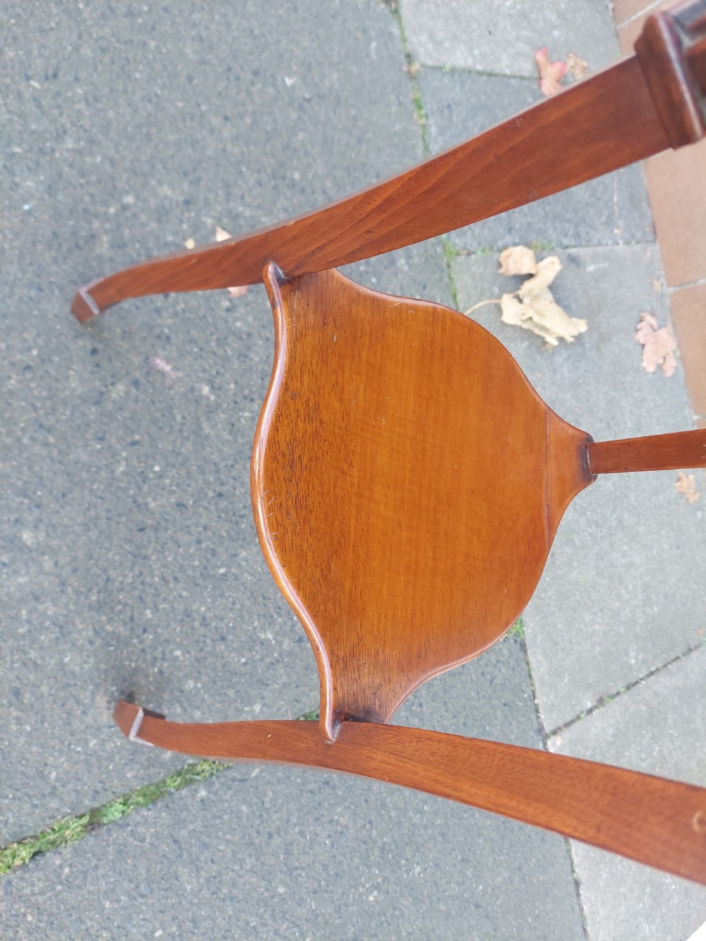 An Edwardian circular walnut vase stand with slender splayed legs and a lower triangular tier. View IV