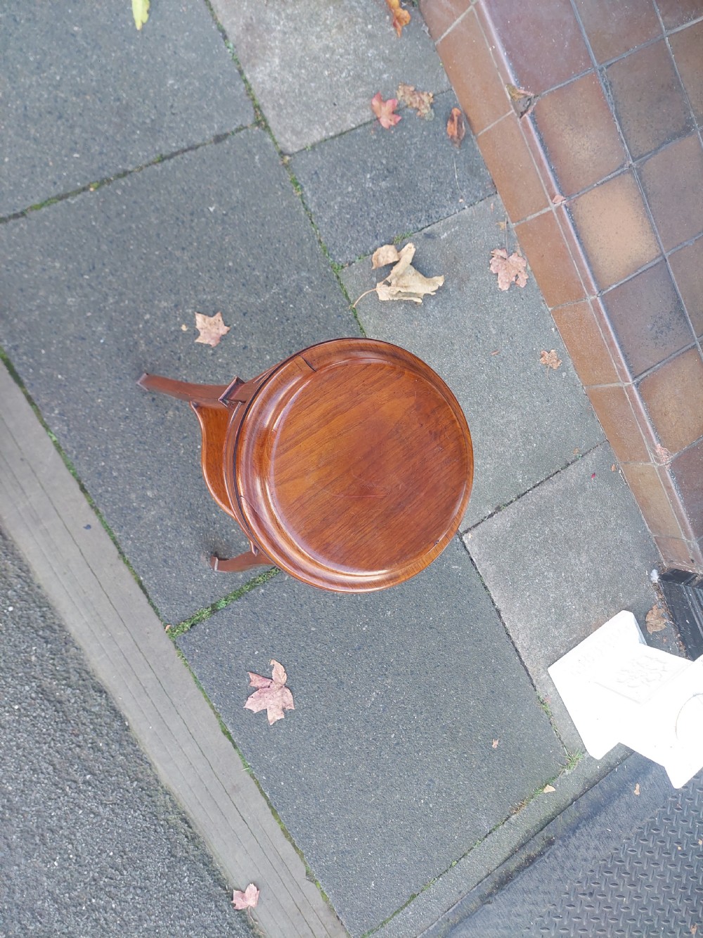 An Edwardian circular walnut vase stand with slender splayed legs and a lower triangular tier. View V