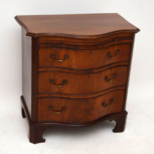 Antique Mahogany Serpentine Chest of Drawers - Small Proportions