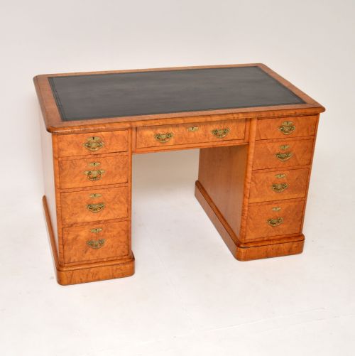Antique Victorian Pedestal Desk in Maple Wood
