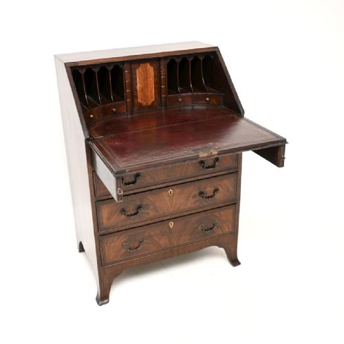 ANTIQUE GEORGIAN PERIOD BUREAU IN MAHOGANY