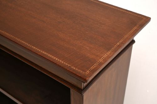 fig 1. An Edwardian open mahogany bookcase featuring inlaid stringing details, three open shelving tiers, and bracket feet.
