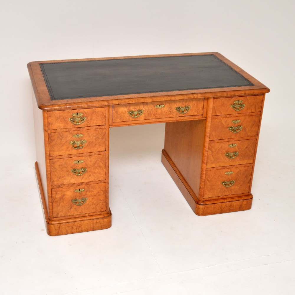 Antique Victorian Pedestal Desk in Maple Wood
