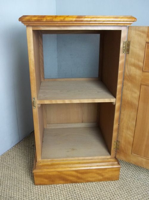 A PAIR OF ENGLISH ANTIQUE SATIN BIRCH WOOD 19TH CENTURY BEDSIDE PEDESTAL NIGHT LOCKERS BEDROOM CABINETS POT STANDS SATINWOOD CUPBOARDS C1880 - ADDITIONAL PHOTO 3