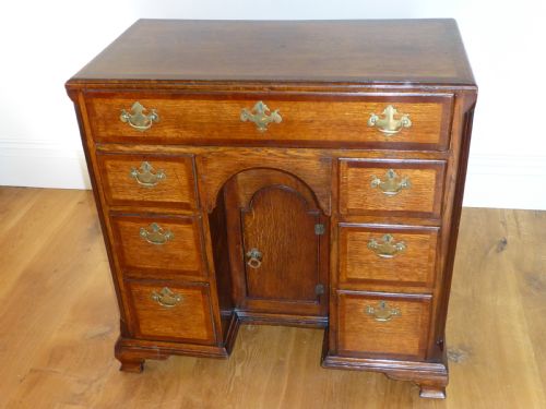 FABULOUS QUALITY GEORGIAN CHIPPENDALE PERIOD OAK AND WALNUT SMALL KNEEHOLE PEDESTAL WRITING DESK - ADDITIONAL PHOTO 1