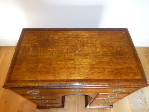 FABULOUS QUALITY GEORGIAN CHIPPENDALE PERIOD OAK AND WALNUT SMALL KNEEHOLE PEDESTAL WRITING DESK - ADDITIONAL PHOTO 4