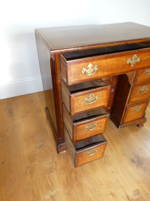 FABULOUS QUALITY GEORGIAN CHIPPENDALE PERIOD OAK AND WALNUT SMALL KNEEHOLE PEDESTAL WRITING DESK - ADDITIONAL PHOTO 5