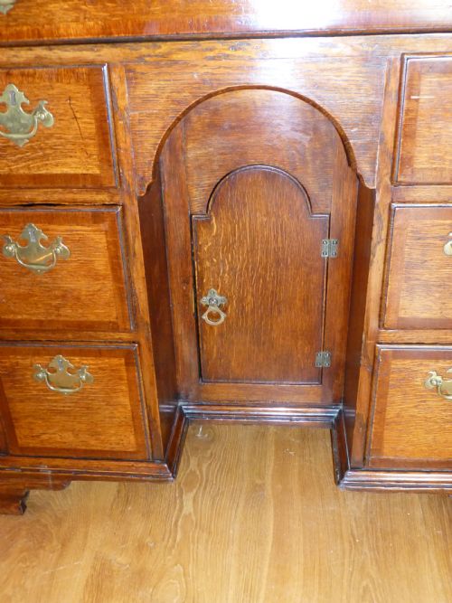 FABULOUS QUALITY GEORGIAN CHIPPENDALE PERIOD OAK AND WALNUT SMALL KNEEHOLE PEDESTAL WRITING DESK - ADDITIONAL PHOTO 7