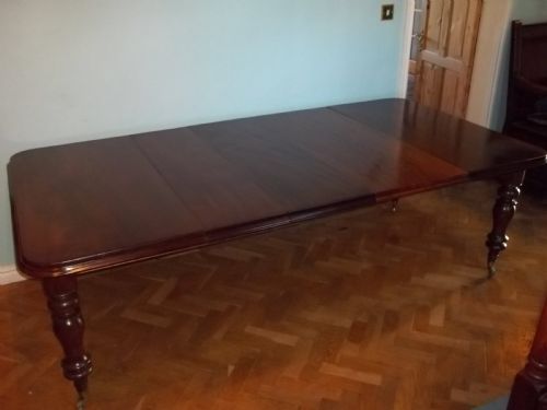 Lovely Quality Wind-out Extending Mahogany Dining Table with Four Leaves Windout Winding to Seat 10 / 12  People