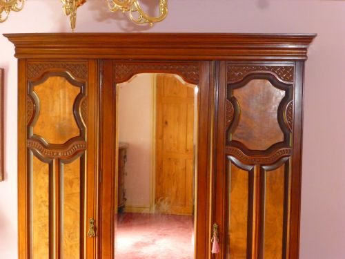 HOLLAND AND SONS QUALITY BURR WALNUT AND WALNUT COMBINATION TRIPLE WARDROBE C1860 - ADDITIONAL PHOTO 5