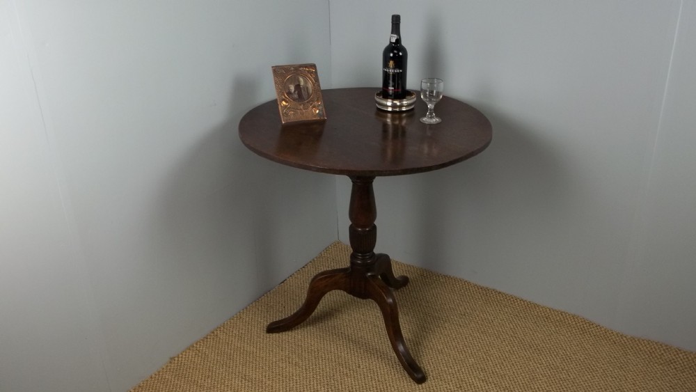 Antique round Georgian 18th century oak circular centre tilt top tripod lamp occasional supper dining table. C.1790. 