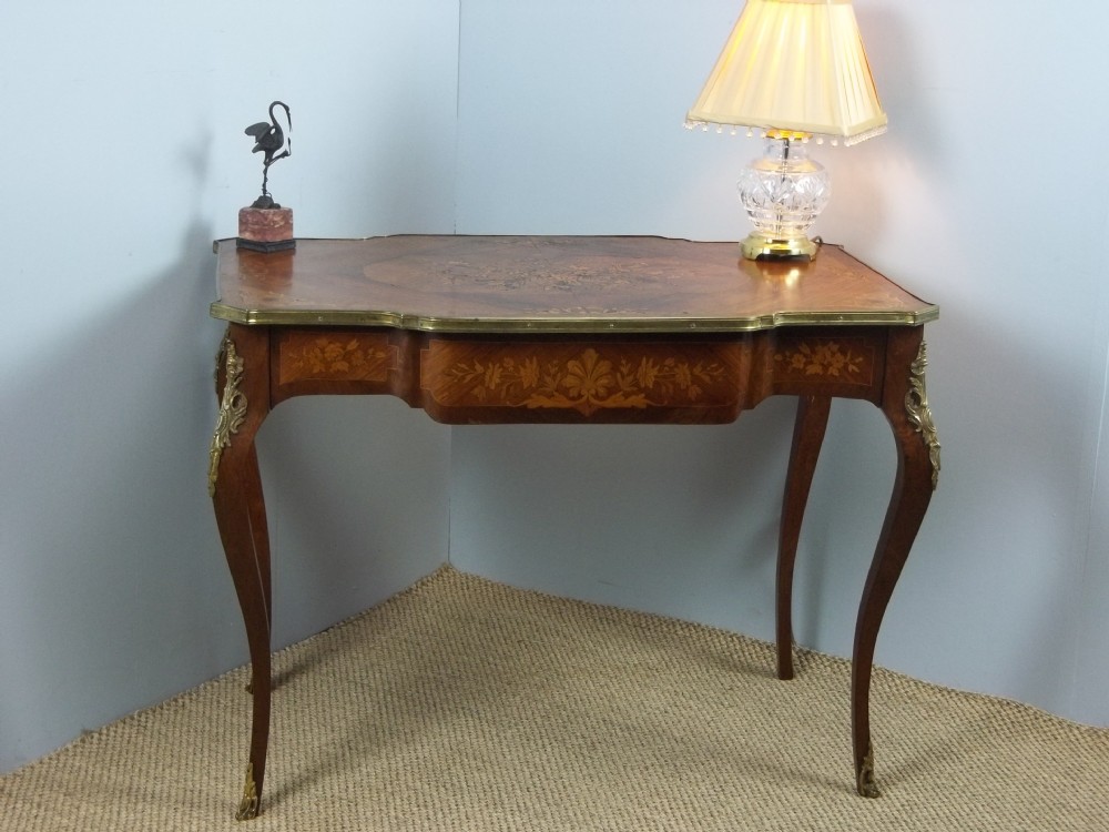 A stunning quality marquetry inlaid bureau plat centre table of French walnut rosewood kingwood ladies writing library sofa hall dressing design. c.1890.