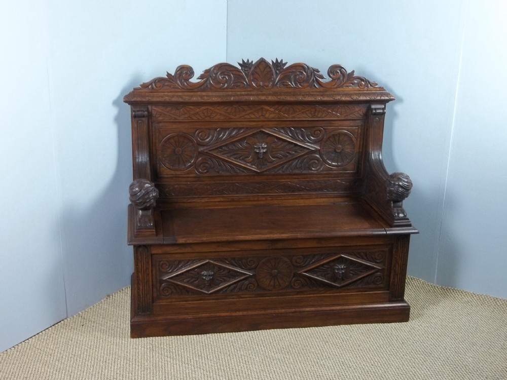 A 19th century Victorian oak small hall box settle seat bench. C.1880.
