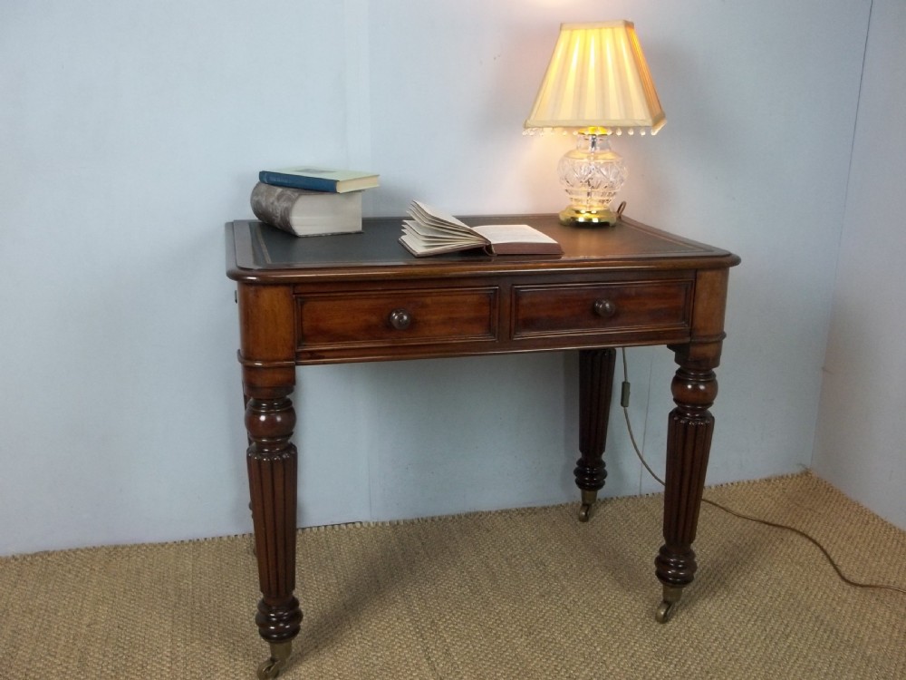 Antique small Regency Gillows mahogany leather topped writing hall side ladies lamp table desk bureau plat. C.1830