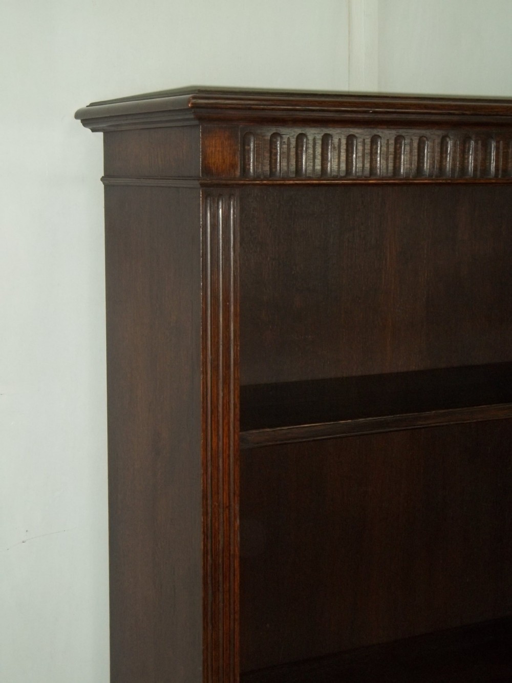 Solid oak bookshelf stamped Waring and Gillows late 19th/early 20th open set of adjustable bookshelves bookcase.C.1900 View III