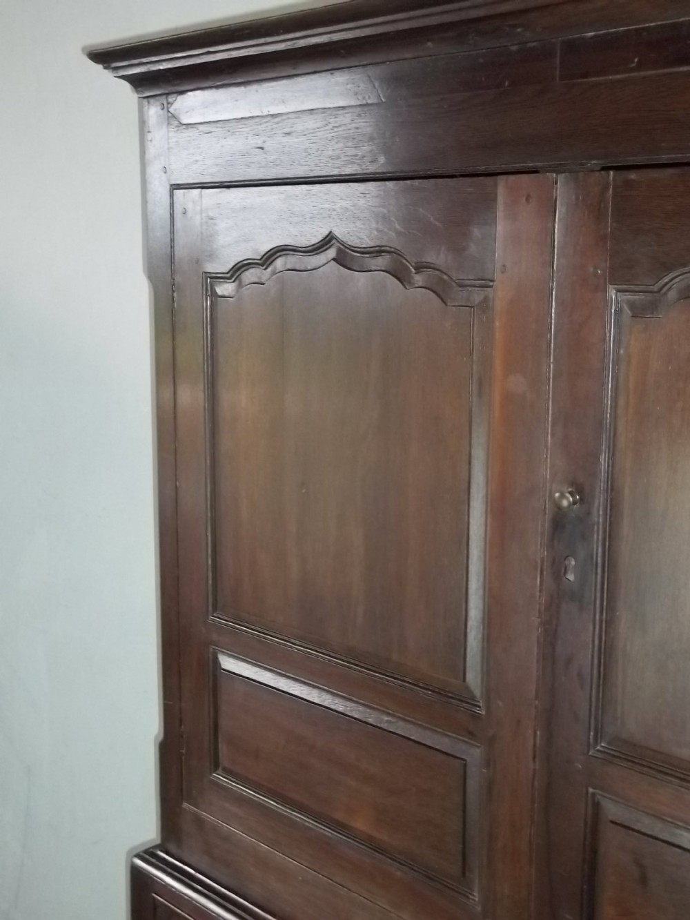 18th Century Georgian Welsh oak livery linen clothes hanging press housekeepers cupboard. C 1780. View IV
