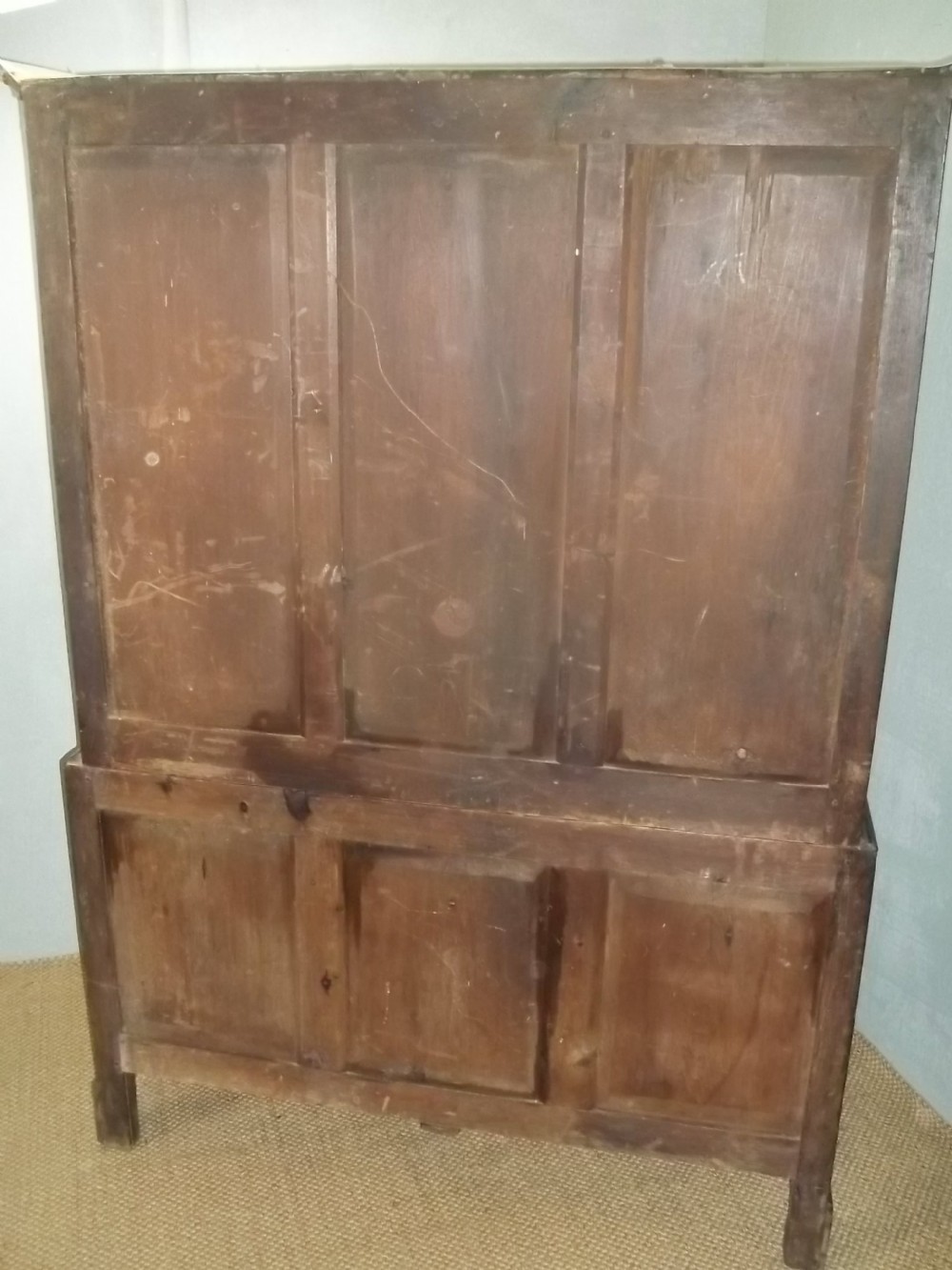 18th Century Georgian Welsh oak livery linen clothes hanging press housekeepers cupboard. C 1780. View VII