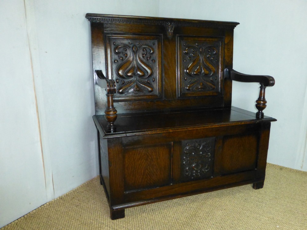 A stunning quality small Art Nouveau oak box settle hall bench. C 1890.