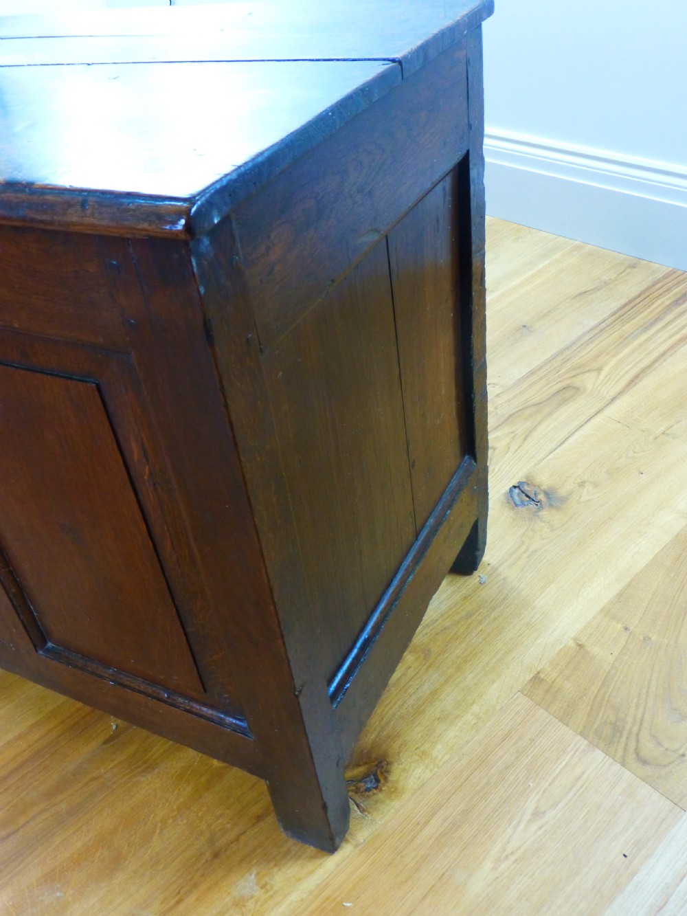A small early 18th century Welsh triple panel oak coffer View IV