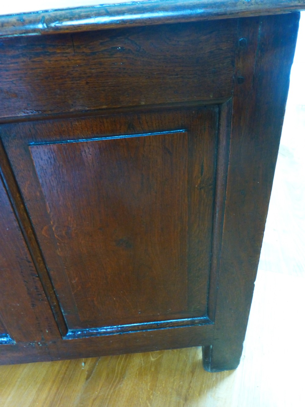 A small early 18th century Welsh triple panel oak coffer View V
