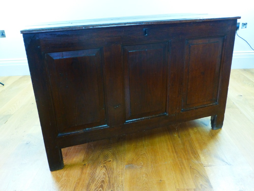 A small early 18th century Welsh triple panel oak coffer View VI