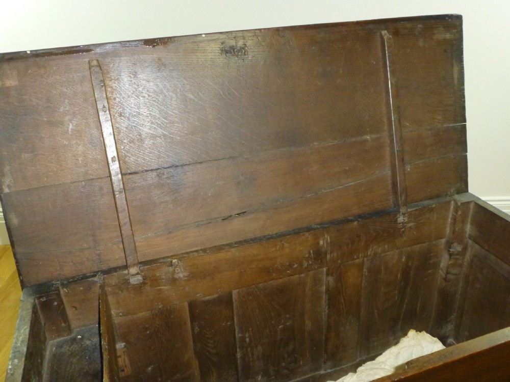 A small early 18th century Welsh triple panel oak coffer View VII
