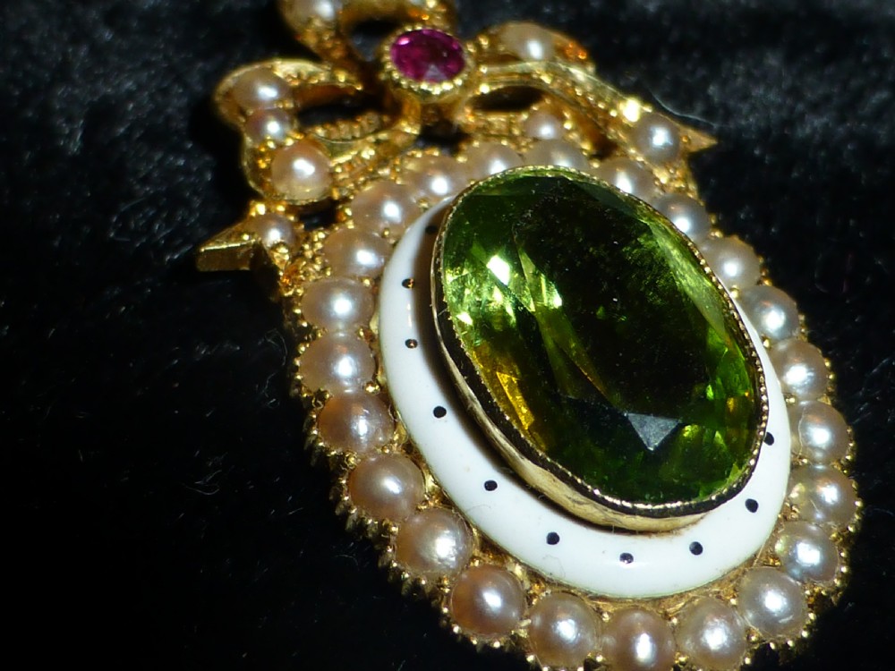 Early 20th century 3.5ct peridot ruby and seed pearl pendant View II