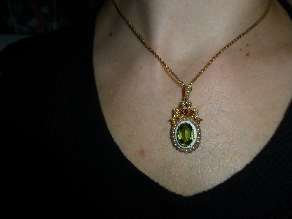 Early 20th century 3.5ct peridot ruby and seed pearl pendant View III