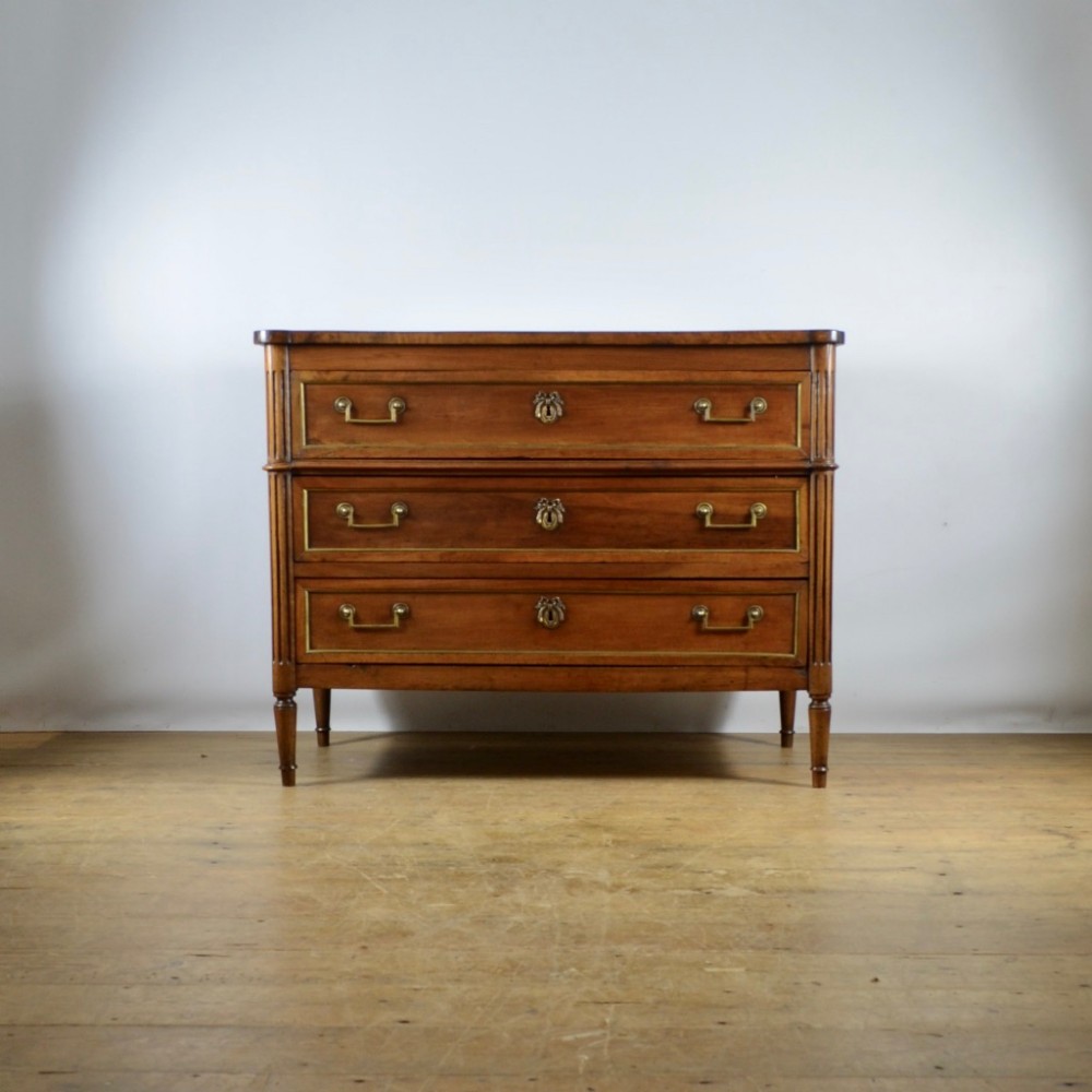 FRENCH WALNUT CHEST OF DRAWERS