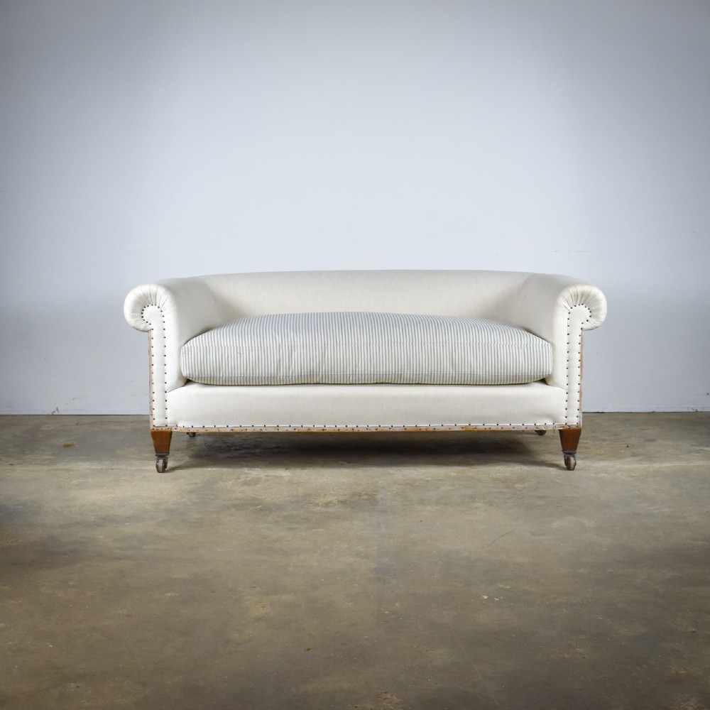 M062 Small Chesterfield Sofa