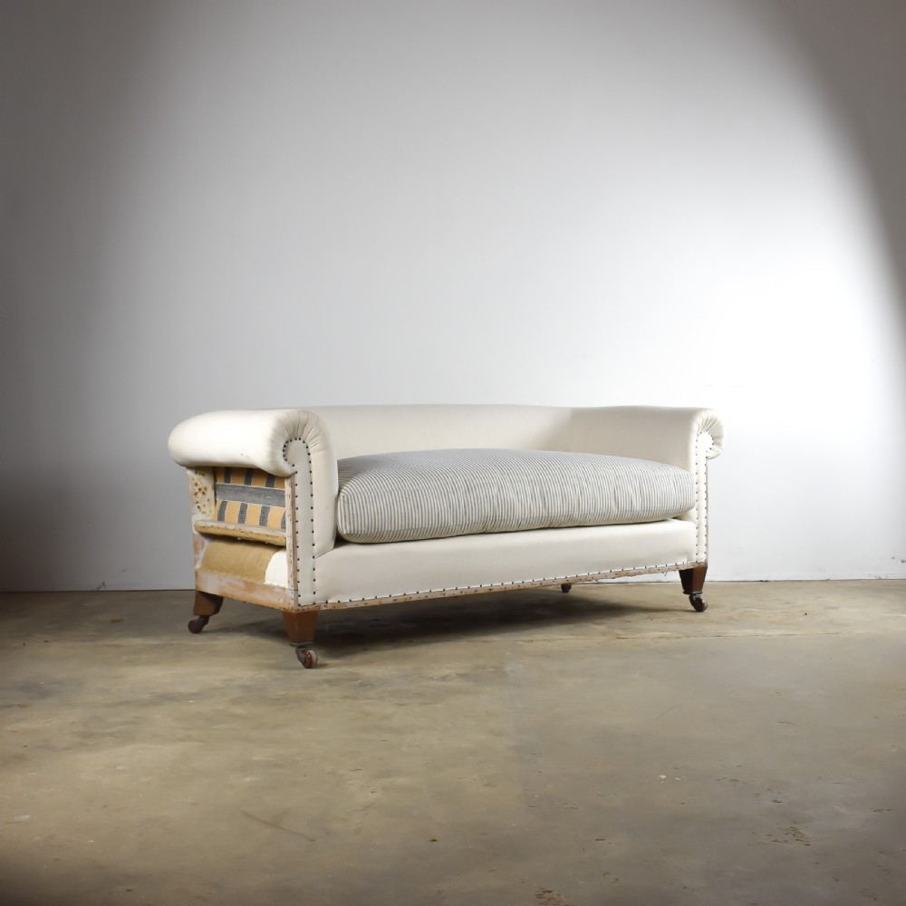 M062 Small Chesterfield Sofa View II
