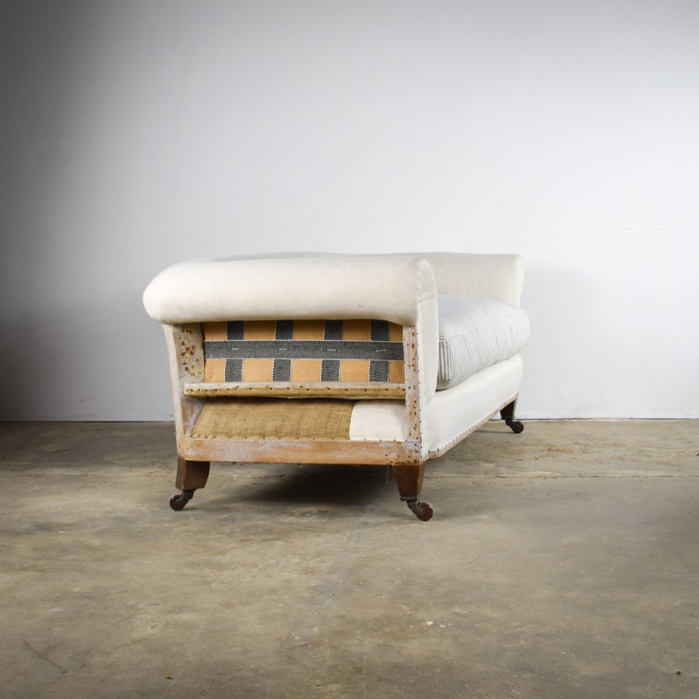 M062 Small Chesterfield Sofa View III