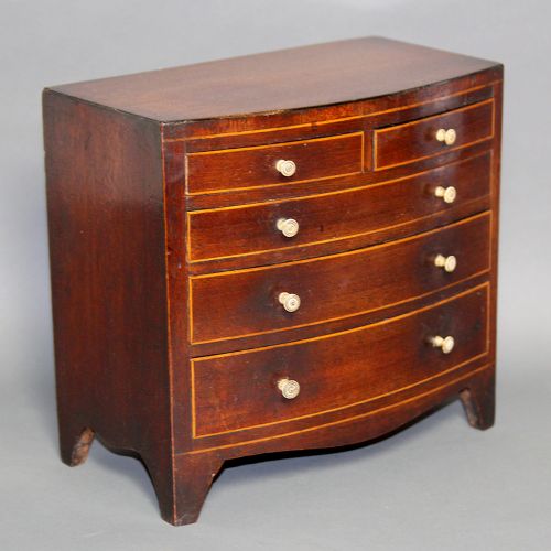 A MINIATURE GEORGE III BOW FRONTED CHEST OF DRAWERS - ADDITIONAL PHOTO 1