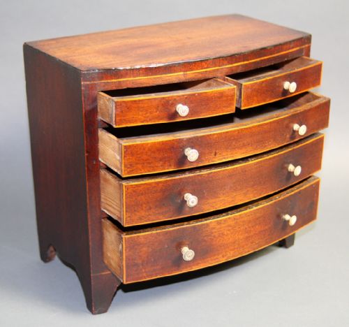 A MINIATURE GEORGE III BOW FRONTED CHEST OF DRAWERS - ADDITIONAL PHOTO 2