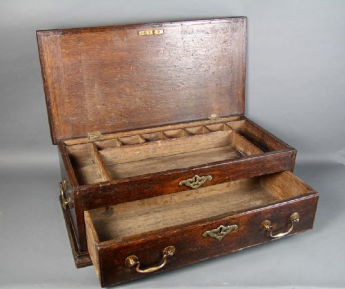 A GEORGE III OAK TRAVELING DESK BOX CIRCA 1760 - ADDITIONAL PHOTO 2