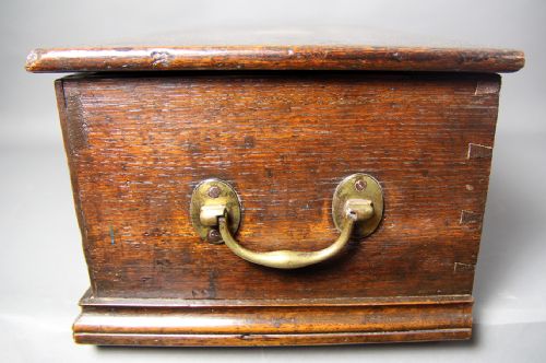 A GEORGE III OAK TRAVELING DESK BOX CIRCA 1760 - ADDITIONAL PHOTO 3