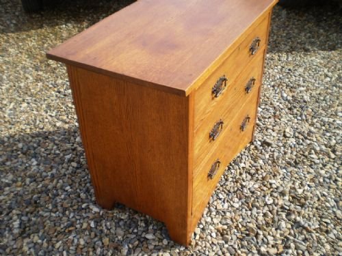 fig 3. chest of drawers Arts and crafts golden Oak 1904