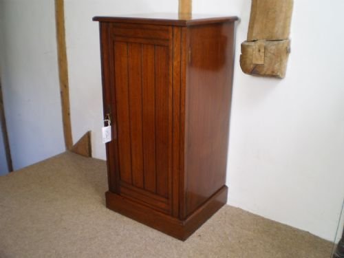 fig 2. Bedside cupboard Victorian Walnut c1890
Cloverleaf Home Interiors £25 delivery retail quality

