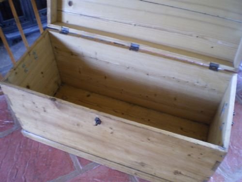 fig 3.
Chest box blanket Victorian Pine
Cloverleaf Home Interiors £45 delivery retail quality