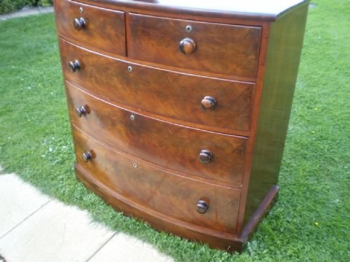 fig 3.
chest of drawers George III Mahogany bowfront