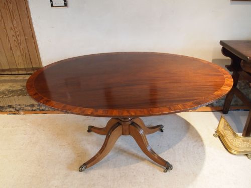 Table Regency Mahogany and Figured Yew Dining Breakfast Looe Tilt Top C1820